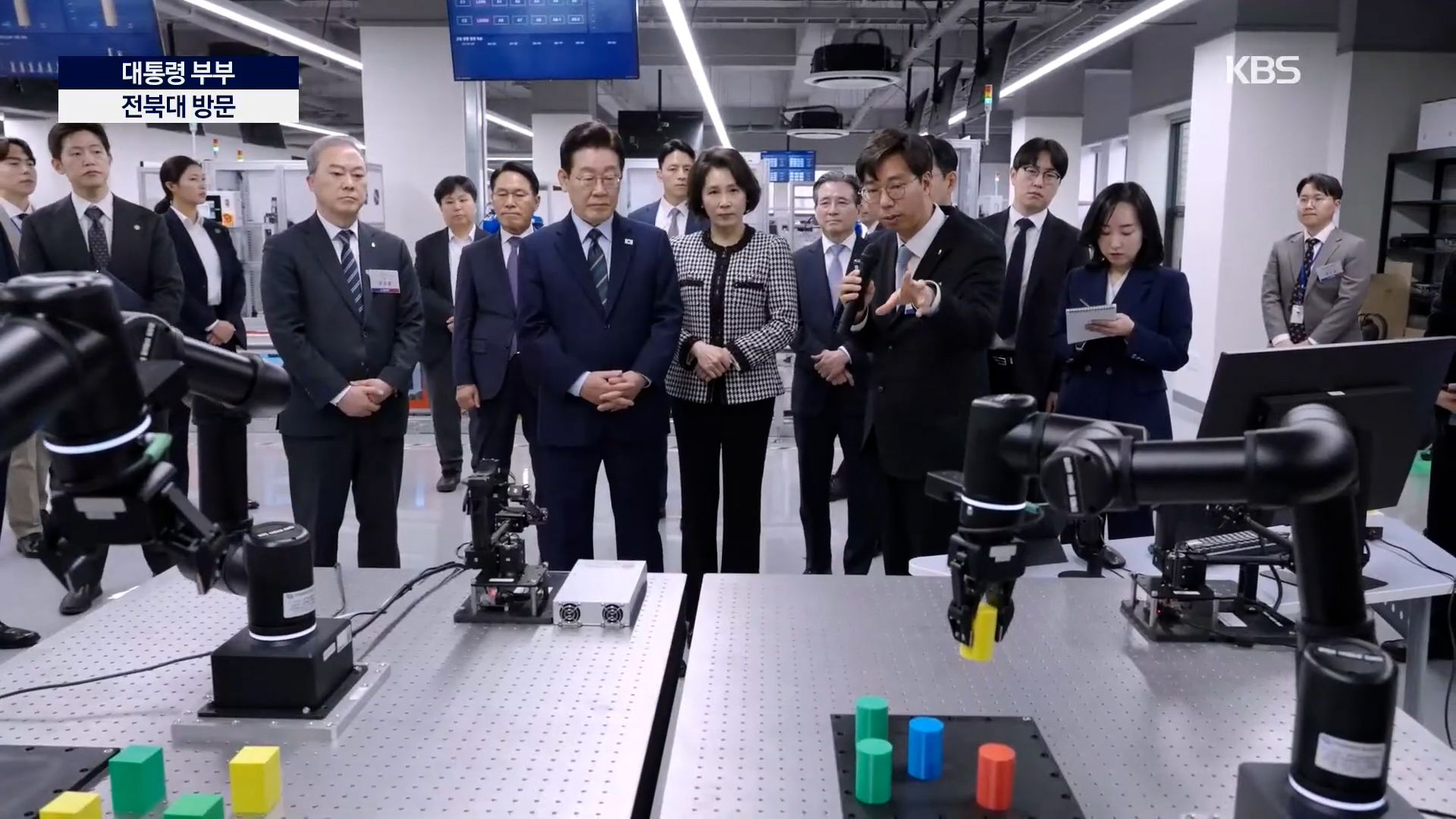 이재명 대통령, 전북대 피지컬AI 실증랩 방문… “제조 AX 거점 육성” 대표이미지